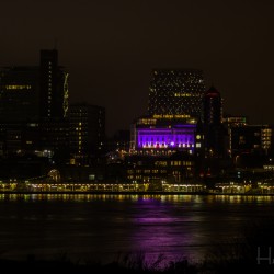 Hotel Hamburg bei Nacht, im Vordergrund die Landungsbrücken