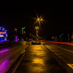 Billhorner Brückenstraße bei Nacht