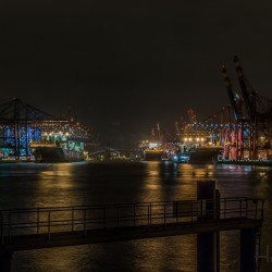 Waltershofer Hafen mit Blick Richtung Köhlbrandbrücke