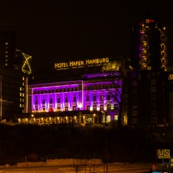 Hotel Hafen Hamburg bei Nacht