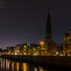 St. Katharinen Kirche in bei Nacht, im Hintergrund die Elbphilharmonie