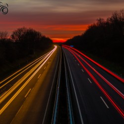 A39 am AS Maschen mit Blickrichtung WL bei Sonnenaufgang im Winter